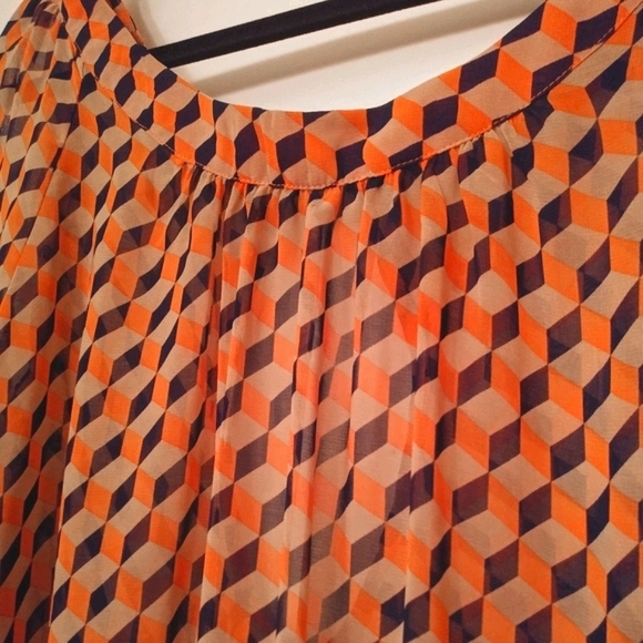 Geometric High-Low Blouse - Picture 5 of 6